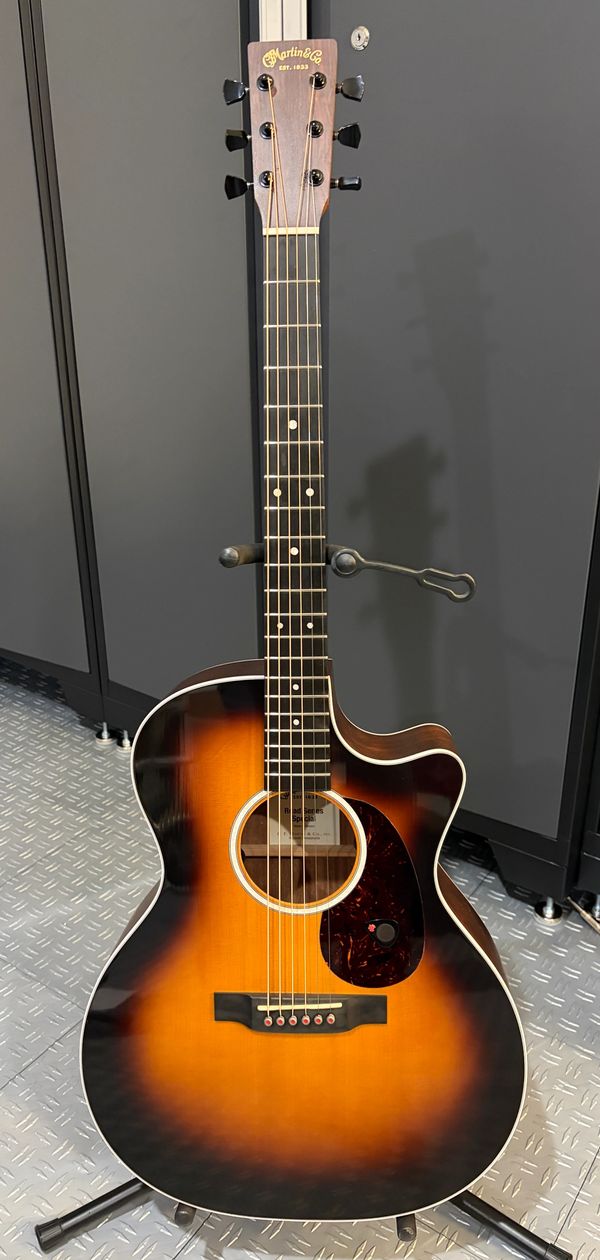 Beautiful Martin with new black tuners and a Fishman Matrix Infinity. sounds and looks amazing