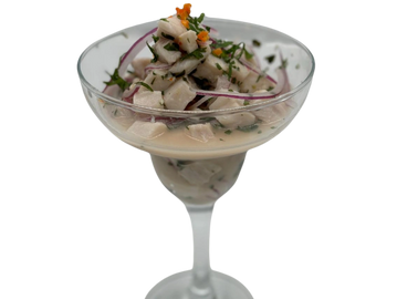 Delicioso ceviche maridado magistralmente con leche de tigre.