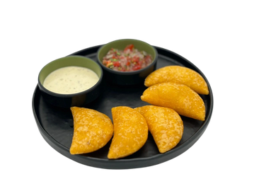 Eleva tu noche con un toque de sabor colombiano con nuestra orden de empanaditas.