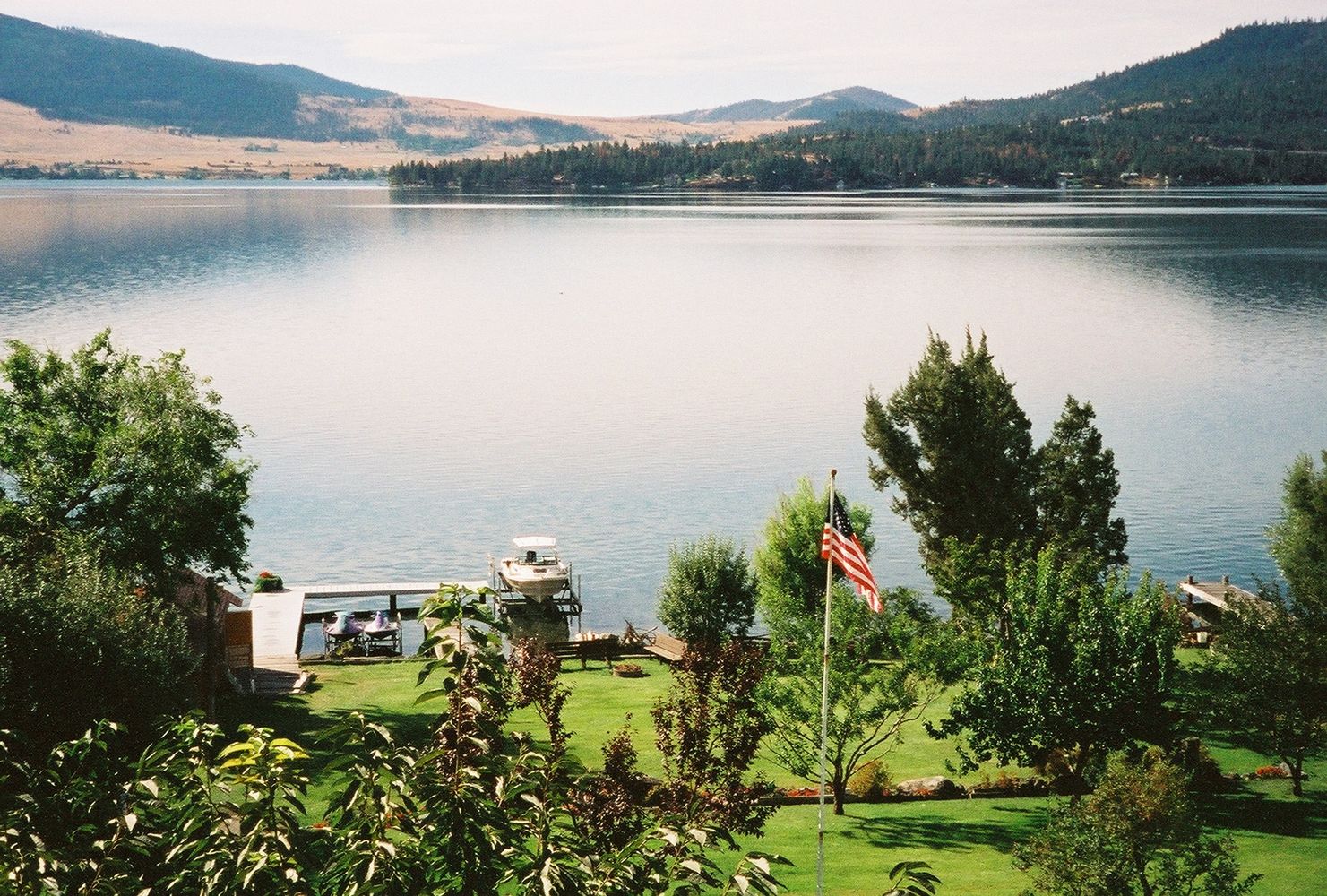View of the lake from Wild Horse Hideaway Bed and Breakfast
