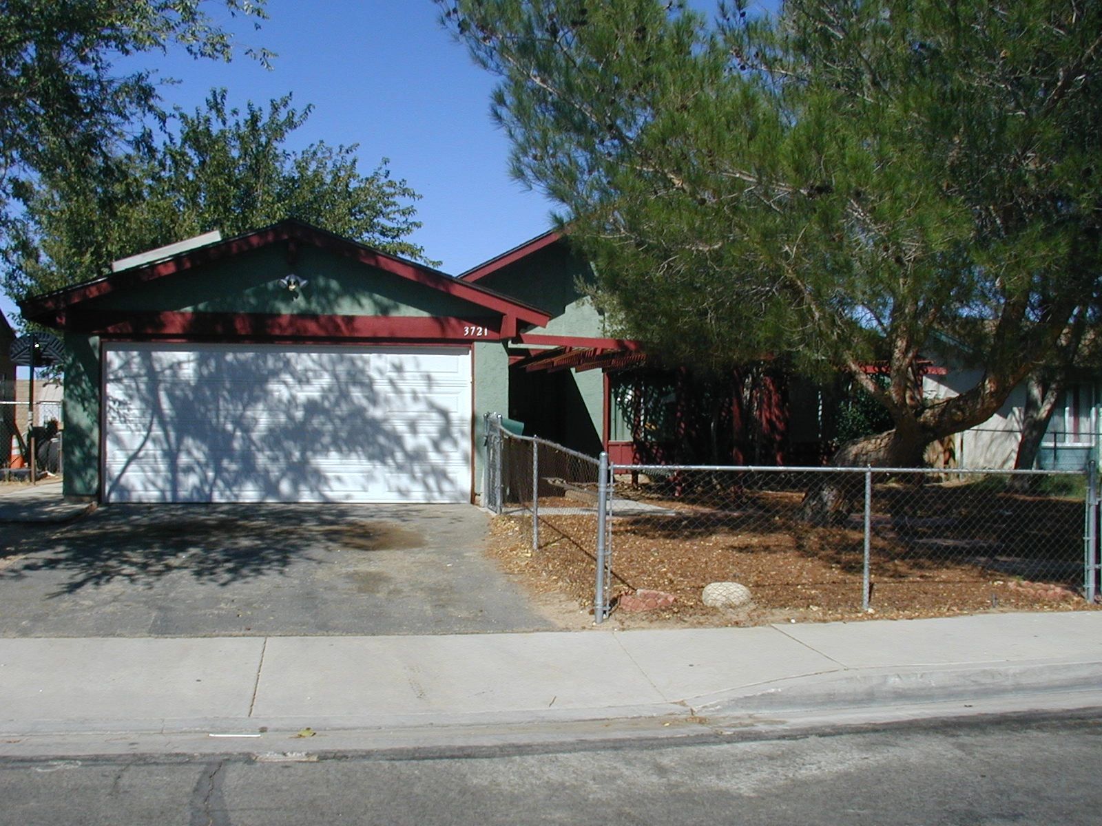 //img1.wsimg.com/isteam/ip/76efeaf8-a7fa-4866-bf13-fd776a5278d2/Front%20Yard.JPG/:/rs=w:1300,h:800