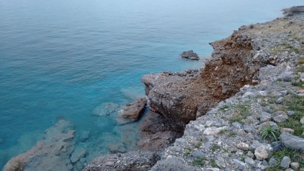 Coastal area along the road that passes by Tholos Bay Suites.