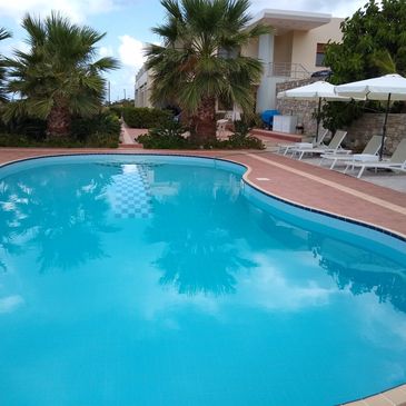 Kidney-shaped pool at Tholos Bay Suites