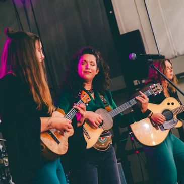 Million Leaves & Susana Schnell with Cuatro, Ukulele and Guitar
