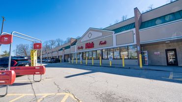 Grocery store and shopping in walking distance