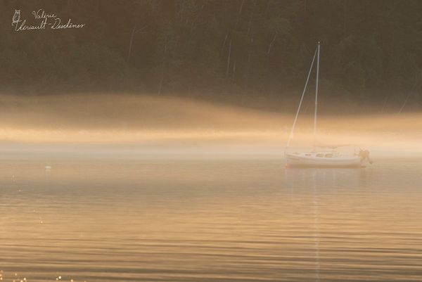 Voilier au soleil levant dans la baie de Tadoussac