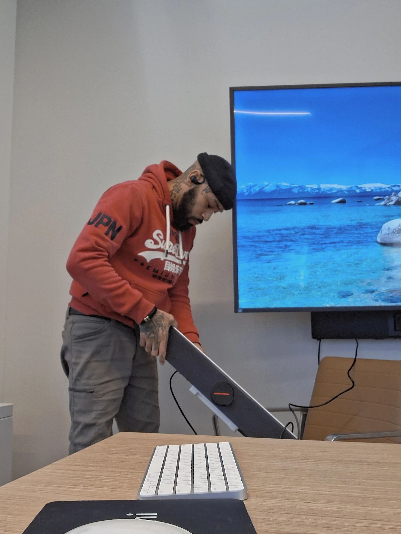 Carlos The Tatted TV tech on the job proving the solutions 