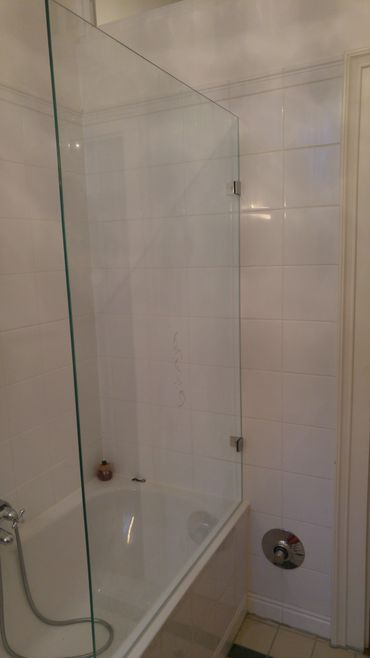 Glaswand Badewanne fix montiert mit 2 Glashalter, 8 mm Sicherheitsglas