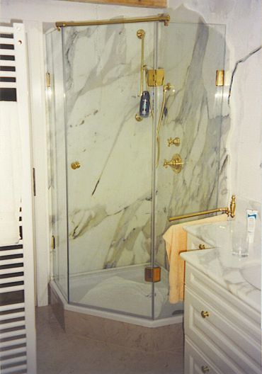 Glasdusche mit Stabilisierungsstange, Glasbeschläge in Gold, 5-Eck Dusche, mit Stabilisierungsstange
