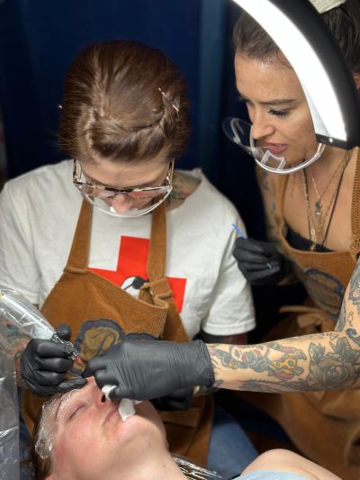 Makayla fine line tattooer