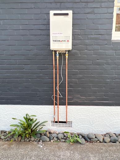 Hot water cylinder installation