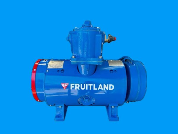 A vaccum pump in blue with the word Fruitland on it. Una bomba de vacio azul con el nombre Fruitland