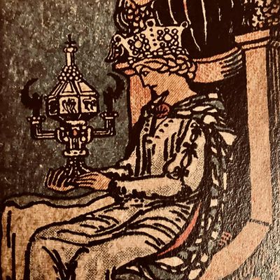 Illustration of a crowned queen holding an ornate, glowing lamp.