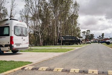 Spacious landscaped grounds and caravan sites at Bridgewater Caravan Park near Bendigo