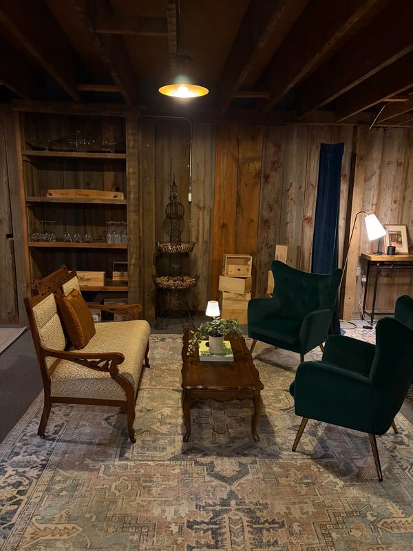 Cozy rustic living room with vintage furniture and warm lighting.