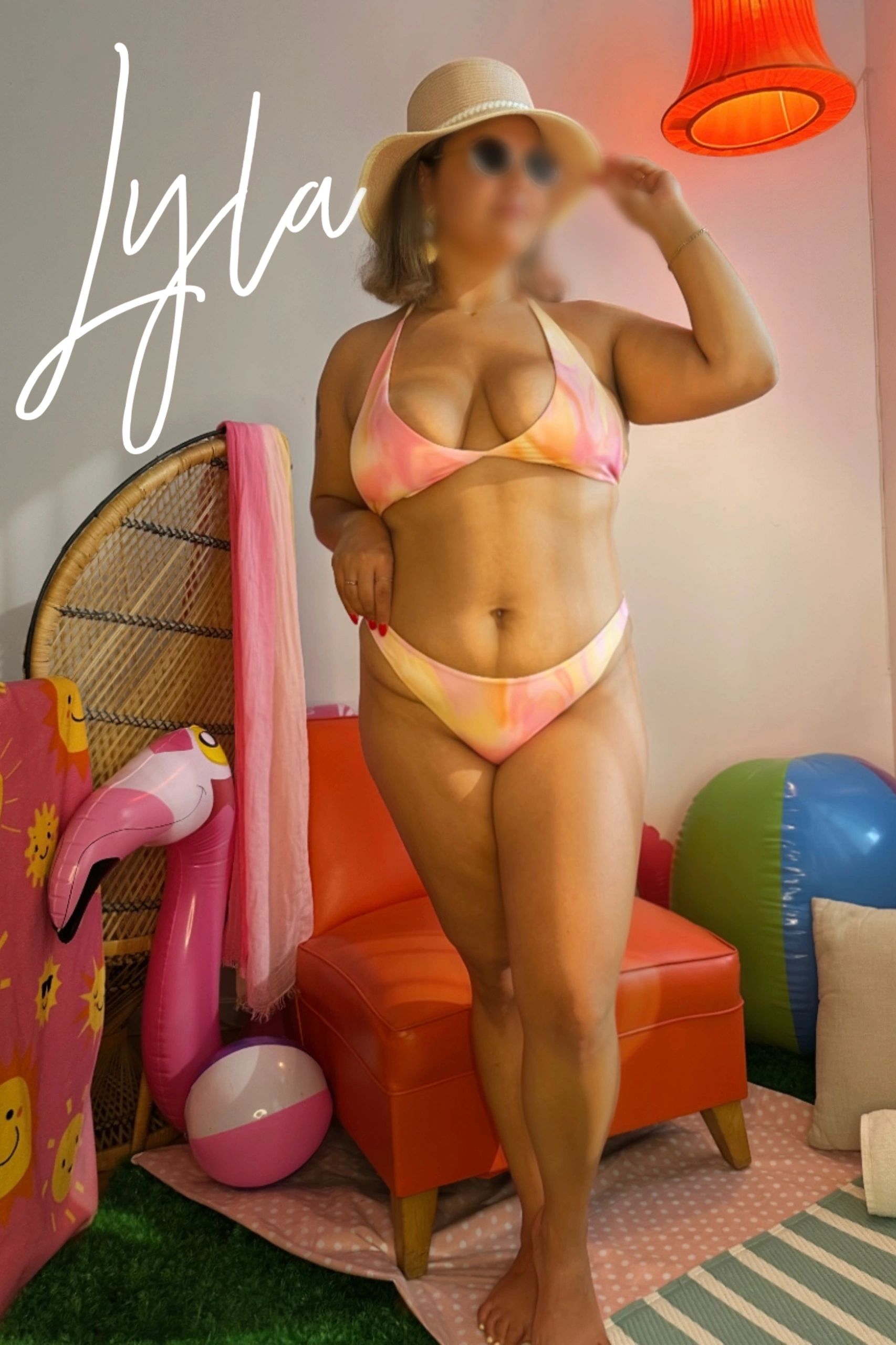 Femme en bikini coloré avec chapeau, lunettes, et décor estival intérieur.