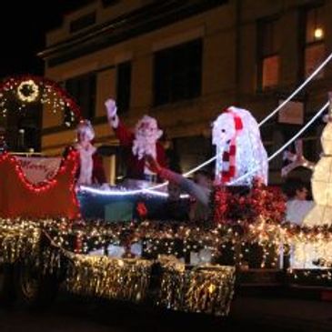 Follow the Gingerbread Trail for a sweet evening of holiday cheer! This nighttime Christmas tour fea