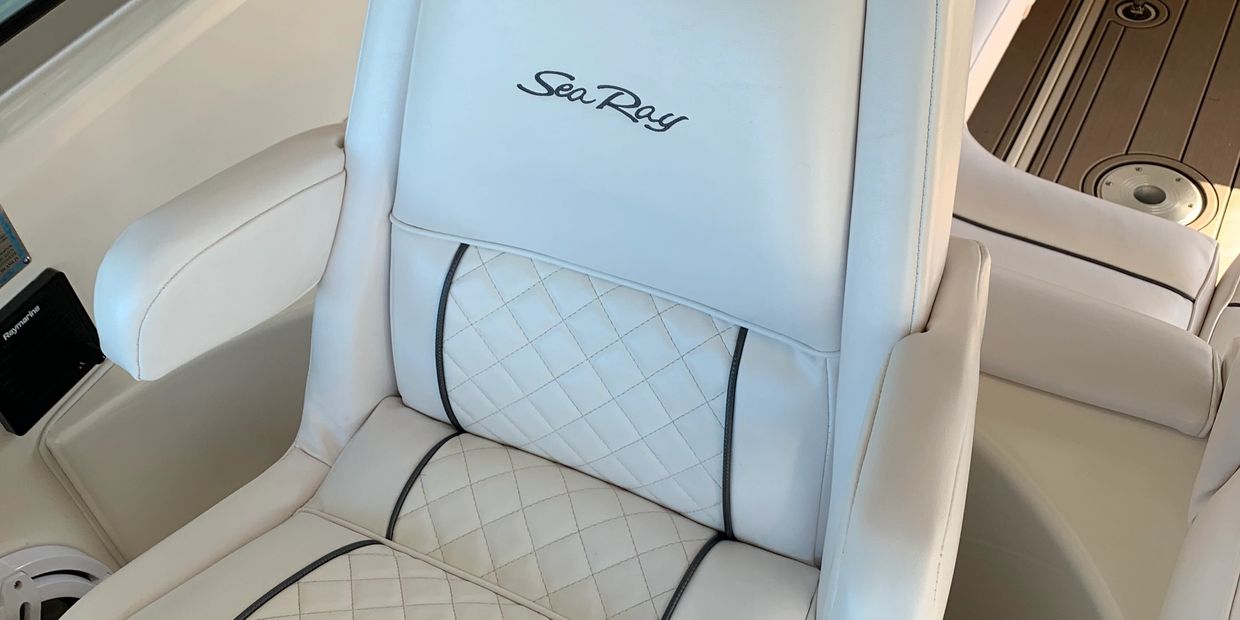 Custom diamond stitched seat. Sea Ray Sundancer