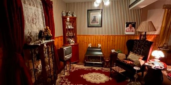 Cozy vintage living room with antique furniture and warm lighting.