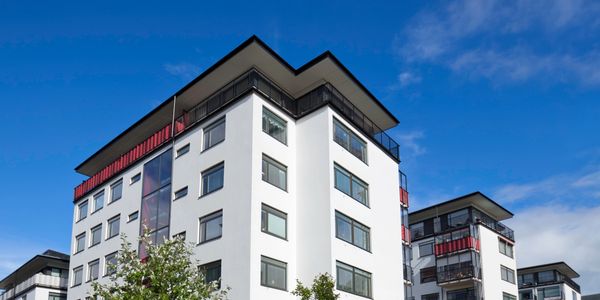 edificio pintado de blanco