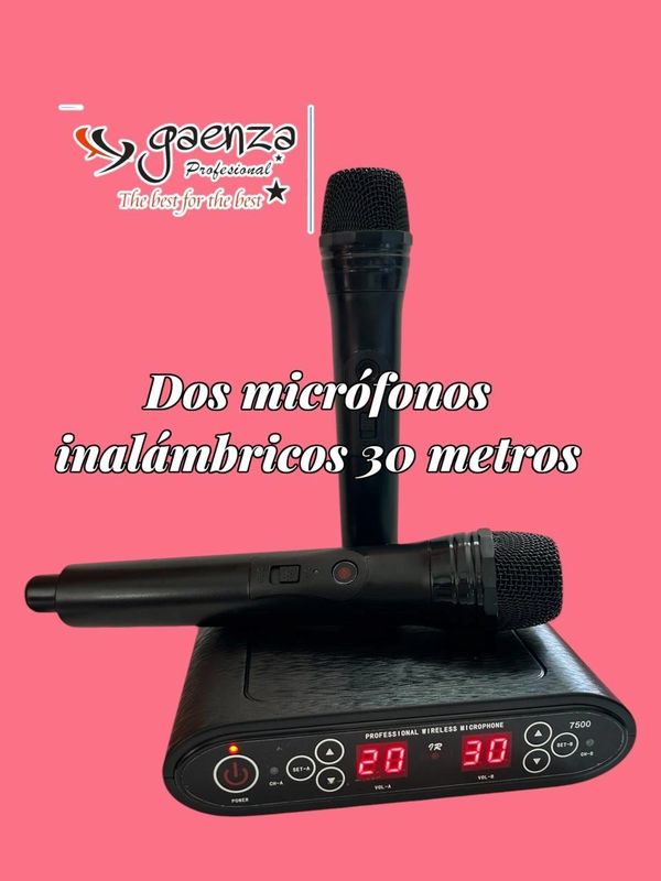 Dos micrófonos inalámbricos profesionales con alcance de 30 metros.