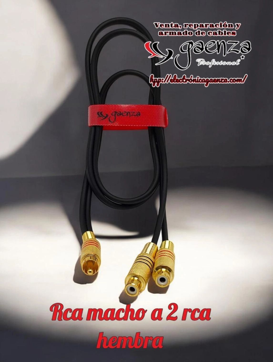 Cable RCA macho a 2 RCA hembra con conectores dorados.