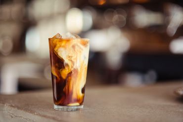 Café infusé froid sur table
Cold brew coffee on a table