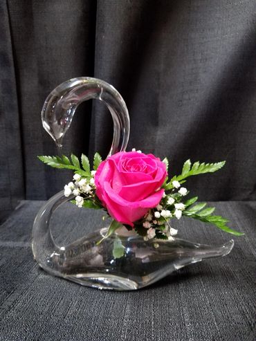 GLASS SWAN ..24.00 WITH ROSE
                     