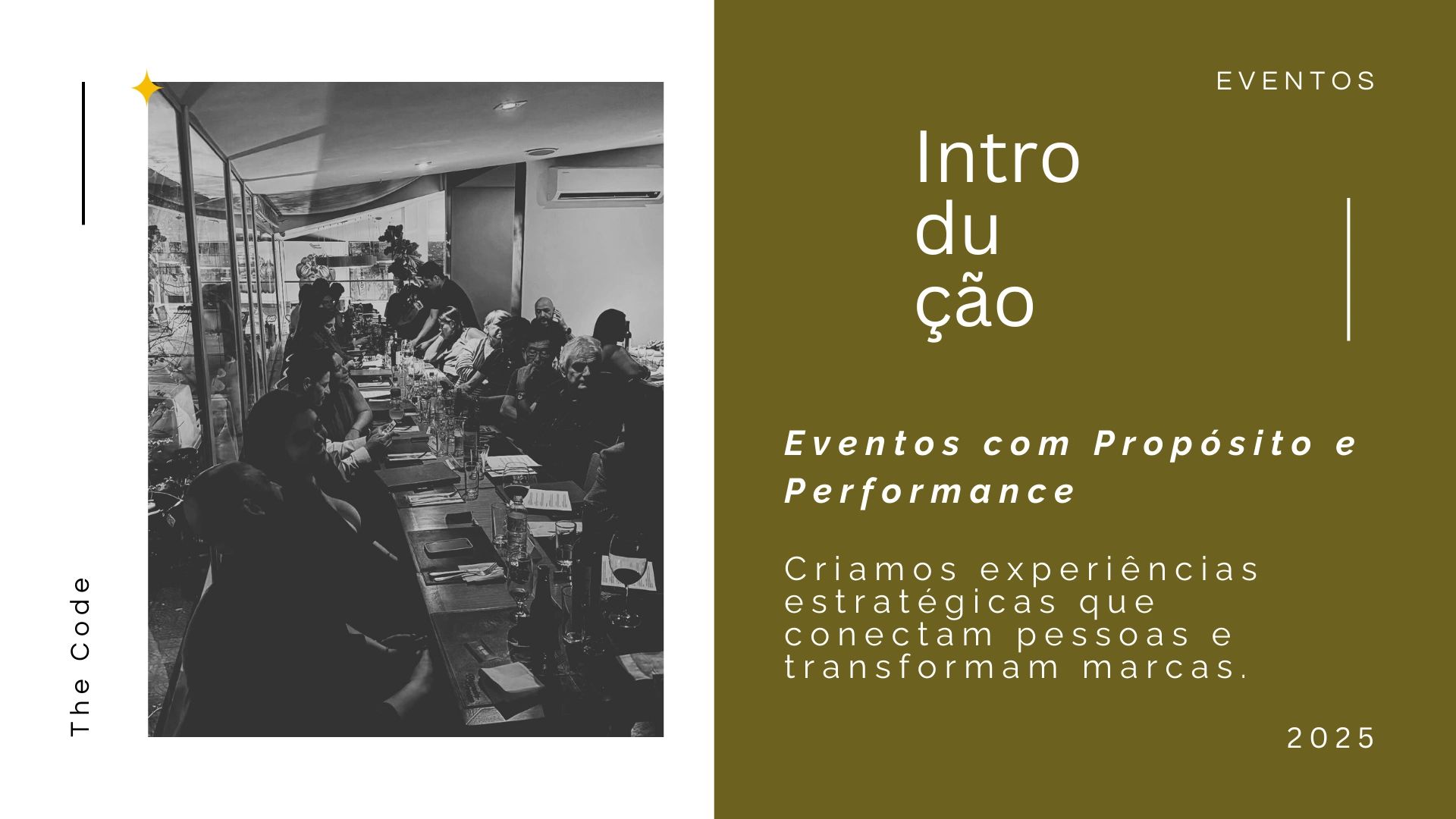 Reunião de pessoas em evento corporativo focado em experiências estratégicas e transformação de marcas.