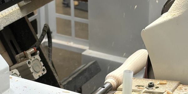 Houtdraaien bij de steenfabriek de Jong in Drogeham doen ze met een Intorex automatische CNC draaiba.