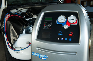 AC600 Pro automotive air conditioning service machine connected to a car.