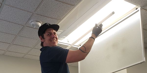 Changing a fluorescent lamp.