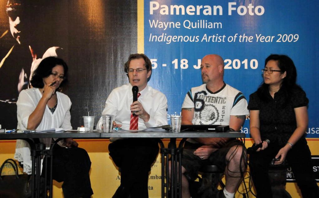 Wayne Quilliam delivers a talk to the Indonesian Press Club regarding the importance of photo journa