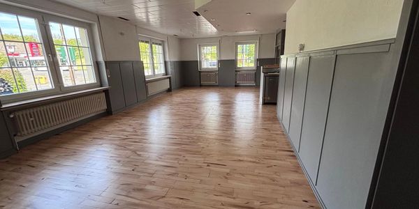 Blick in Raum26, ein Veranstaltungsraum im Raum Kürten, heller Holzfußboden, lichtdurchflutet