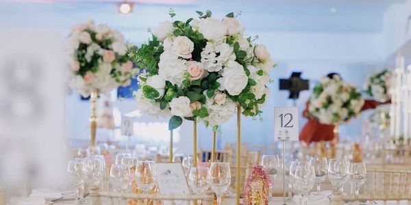 Elegant wedding floral centrepieces and wedding décor