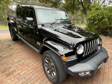 Car Detailing black jeep gladiator that has just been Ceramic Coated