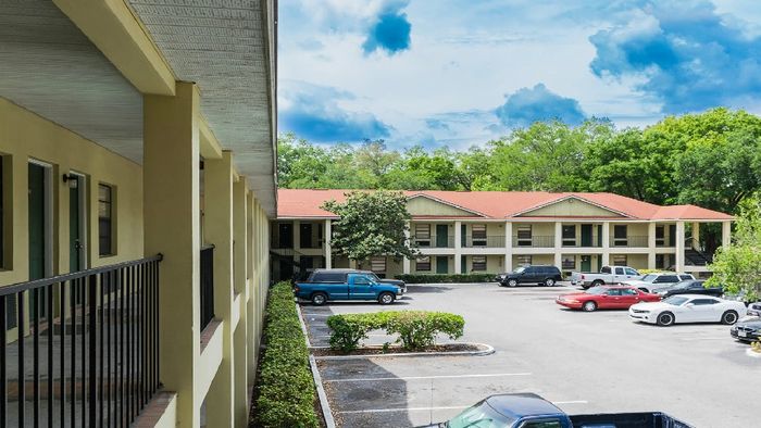 Nice shot of the Courtyard Suites and Apartments.