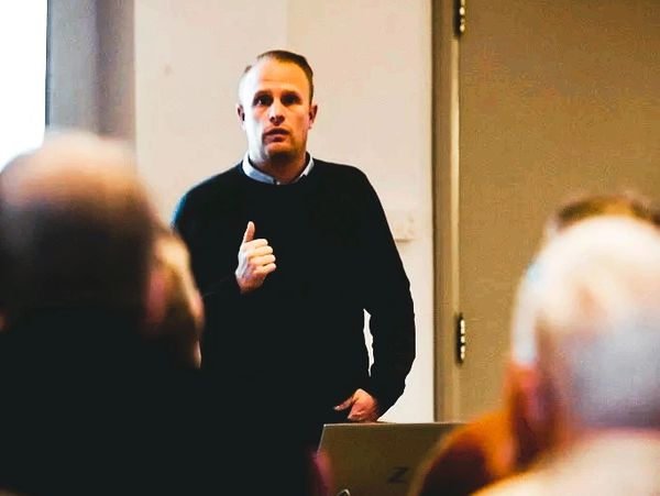 Een persoon geniet van een zonnige dag in het park met vrienden.