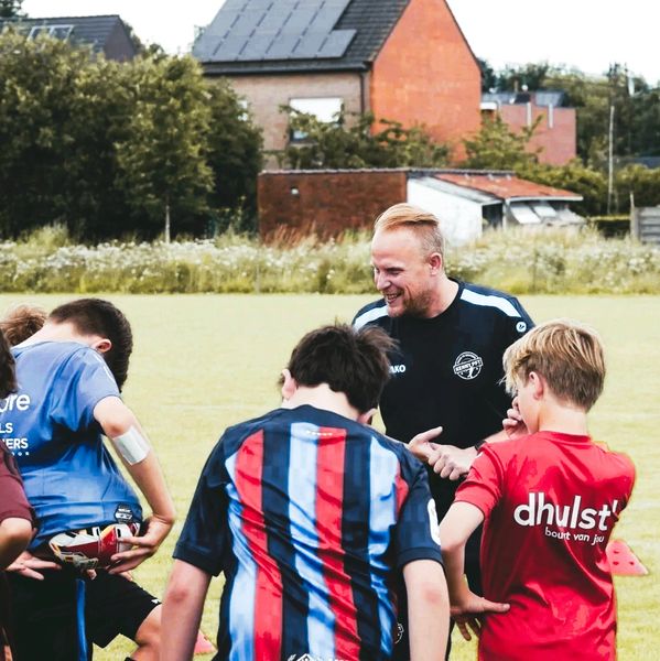 Een afbeelding van een zonnig landschap met bergen en een helderblauwe lucht.