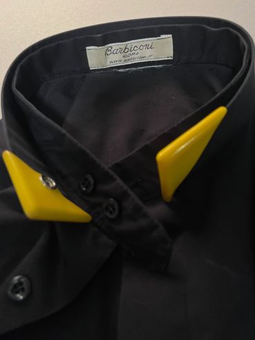 Black shirt collar with yellow accessories and Barbiconi label.