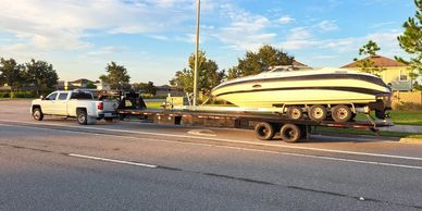 pickup remolcando un bote