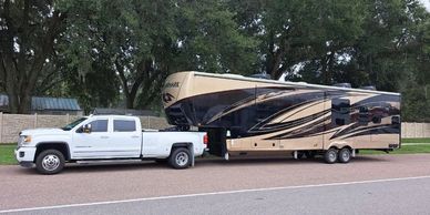 pickup remolcando una caravana