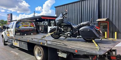 camion remolcando una motocicleta