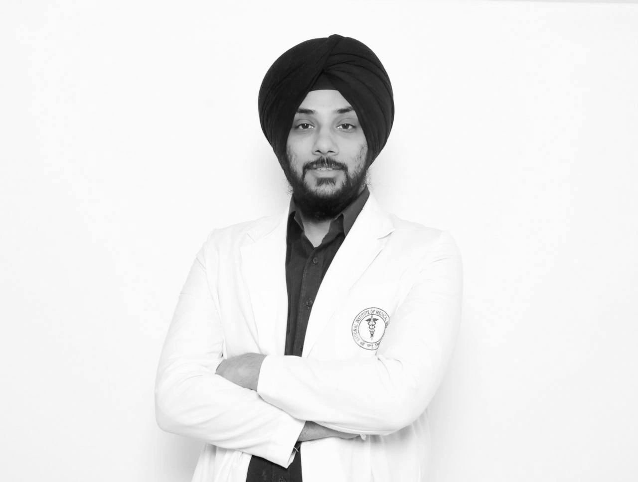 Dr Manbachan Singh Bedi, leading spine surgeon in India, performing advanced spinal surgery with min