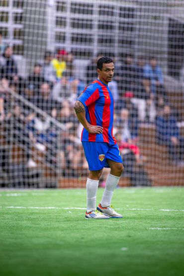 Jogador de futebol em campo.