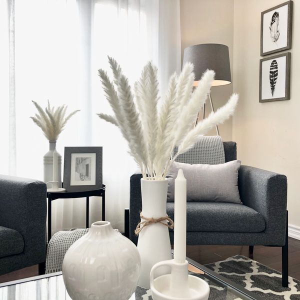 Monochromatic living room design with white ceramic accessories 