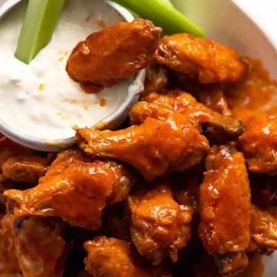 Buffalo hot wings with celery and ranch dip