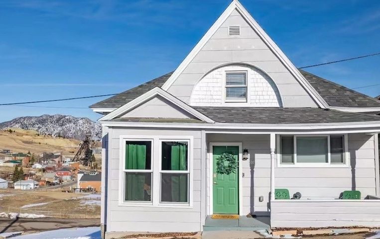 Charming home in historic uptown Butte with porch coffee, walkable shops and museums, plus a cozy sp