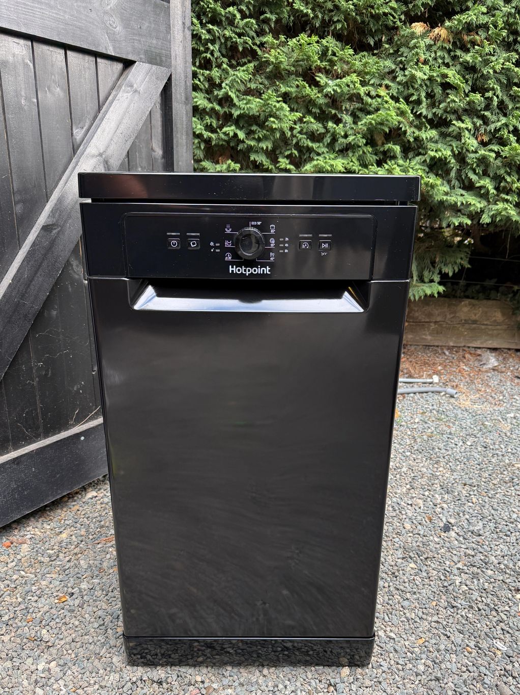 Black Hotpoint Slimline Freestanding Dishwasher 