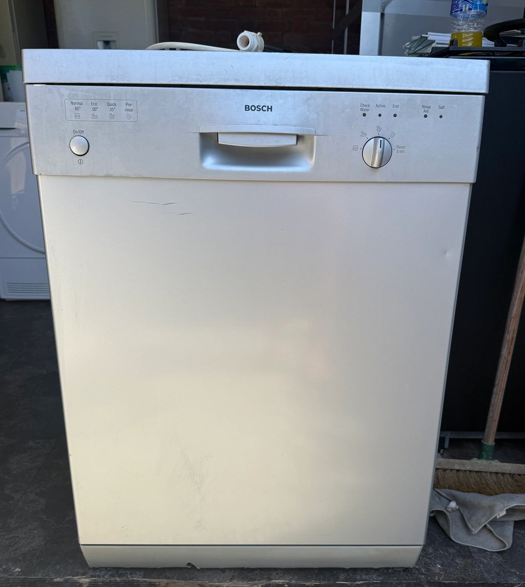 Silver Bosch Full Size Freestanding Dishwasher 